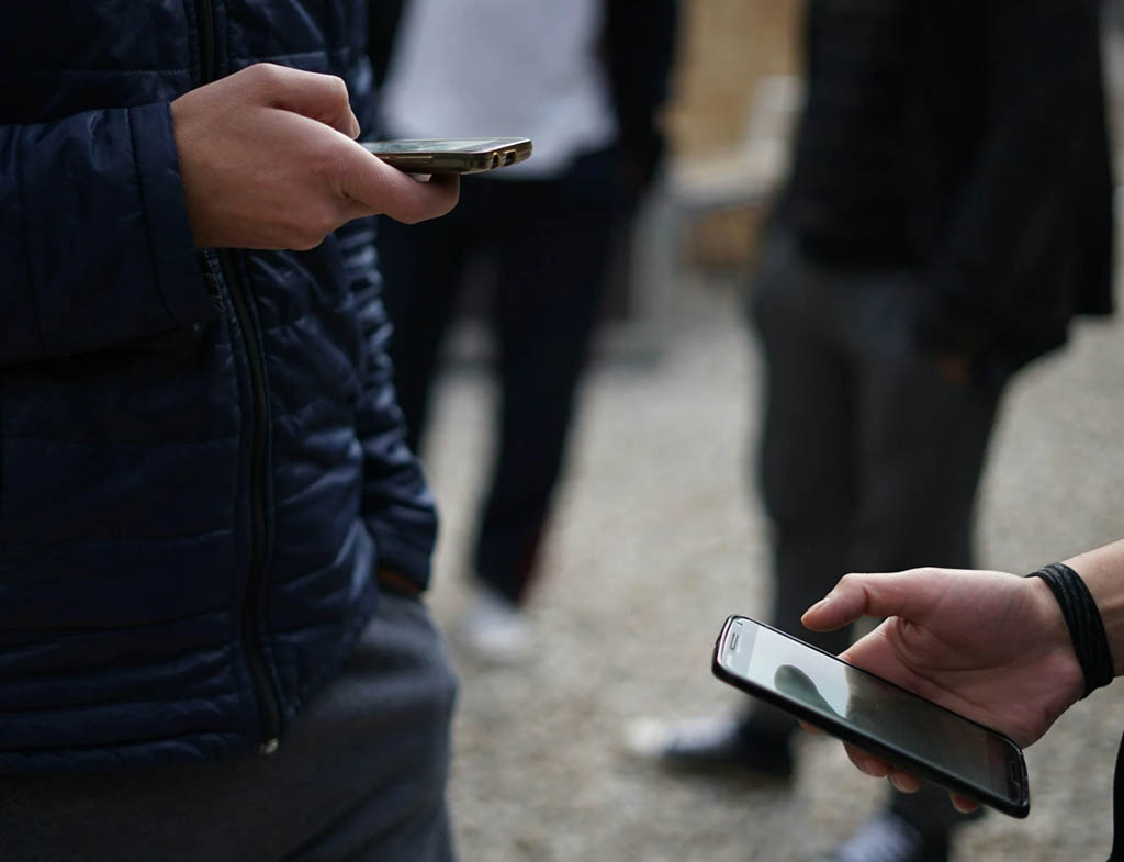 Texting in Relationships: How It Helps and How It Hurts